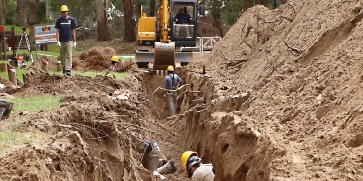 LA COSTA: Más servicios a vecinos y vecinas: la Municipalidad de La Costa continúa la obra de extensión de la red cloacal en Costa del Este, Mar del Tuyú y San Clemente