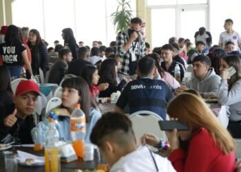 LA COSTA: Cristian y el ministro Costa recibieron a los primeros estudiantes que llegaron a La Costa en su viaje de fin de curso subsidiado por la Provincia