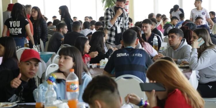 LA COSTA: Cristian y el ministro Costa recibieron a los primeros estudiantes que llegaron a La Costa en su viaje de fin de curso subsidiado por la Provincia