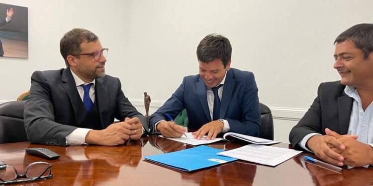 LA COSTA: Cristian firmó el convenio para la obra de asfalto que unirá Lucila del Mar y San Bernardo por calles internas