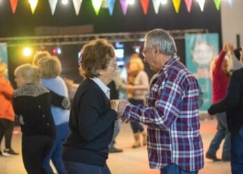 LA COSTA: Con música, baile, juegos y sorteos, se desarrolló en Santa Teresita el primer encuentro de Domingos en compañía