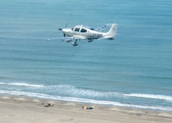 LA COSTA: Con un desfile aéreo de más de 30 aviones y una doble jornada de actividades, el Aeroclub de Santa Teresita lanzó su oferta educativa