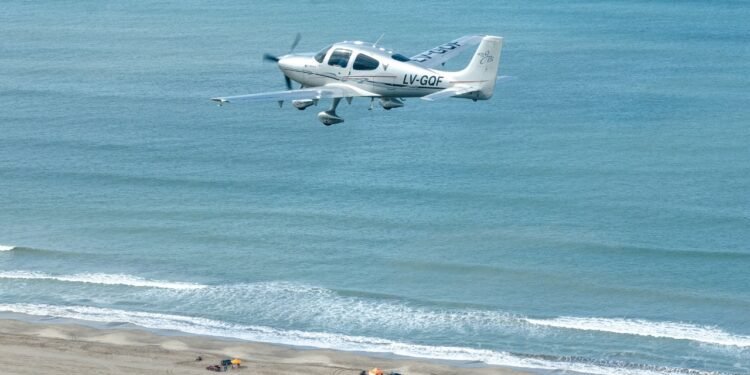 LA COSTA: Con un desfile aéreo de más de 30 aviones y una doble jornada de actividades, el Aeroclub de Santa Teresita lanzó su oferta educativa