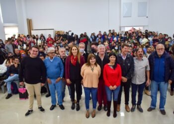 LA COSTA: En un emotivo acto, egresados del Plan FinEs recibieron su Libreta de Estudiante