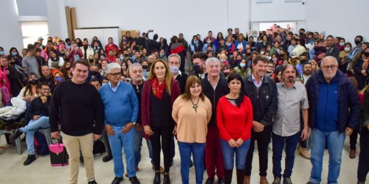 LA COSTA: En un emotivo acto, egresados del Plan FinEs recibieron su Libreta de Estudiante