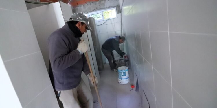 LA COSTA: Infraestructura escolar: se construye una batería de baños en la Escuela Primaria Nº 11 de Lucila del Mar