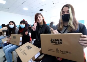 LA COSTA: Alumnos y alumnas de la Escuela Secundaria Nº 14 de Lucila del Mar accedieron al programa Conectar Igualdad y recibieron su computadora para estudiar