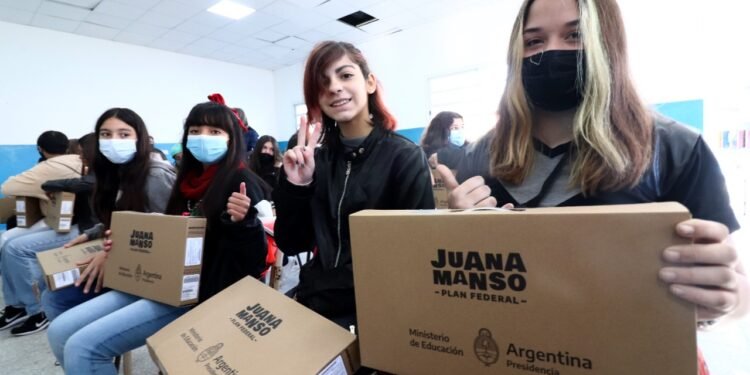LA COSTA: Alumnos y alumnas de la Escuela Secundaria Nº 14 de Lucila del Mar accedieron al programa Conectar Igualdad y recibieron su computadora para estudiar