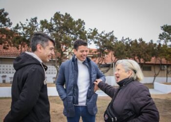 LA COSTA: Embellecimiento del espacio público: Cardozo recorrió los trabajos de puesta en valor en la Plaza del Estudiante de Mar de Ajó