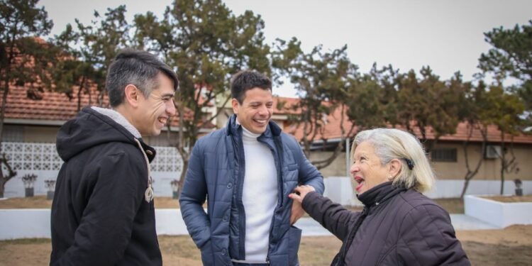 LA COSTA: Embellecimiento del espacio público: Cardozo recorrió los trabajos de puesta en valor en la Plaza del Estudiante de Mar de Ajó