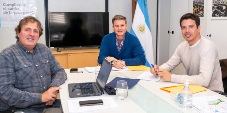 LA COSTA: Impulso a la construcción: Cardozo firmó un convenio para el desarrollo de más viviendas del Plan Procrear en el Partido de La Costa