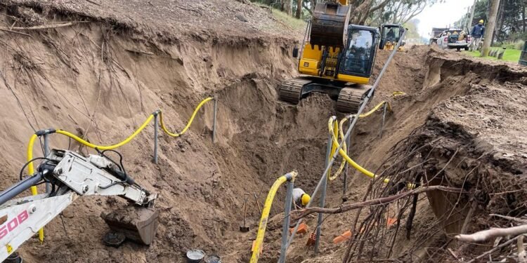 LA COSTA: Avanza en Costa del Este la obra de extensión de la red cloacal que permitirá llegar al 100% de cobertura en la localidad