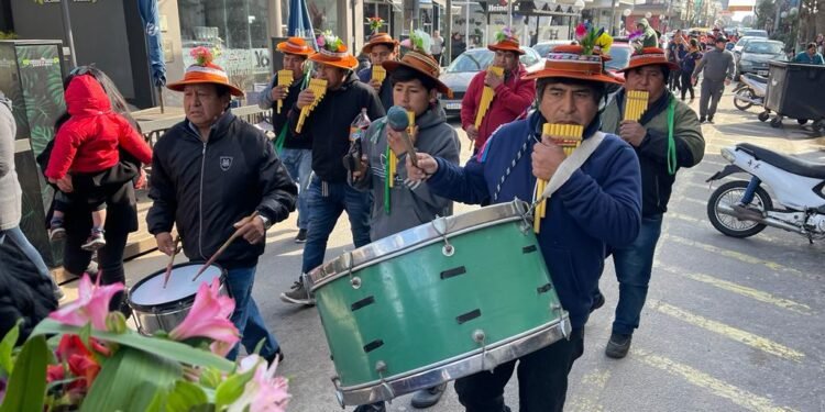LA COSTA: Con una colorida celebración, la comunidad boliviana rindió homenaje a la Virgen de Urkupiña en Mar de Ajó