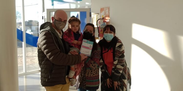 LA COSTA: Allegra fue la primera niña vacunada menor de 3 años contra el Covid-19 en el Partido de La Costa