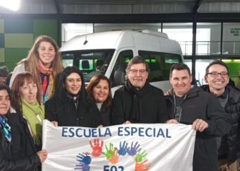 LA COSTA: En el Día de la Educación Especial, la Escuela N° 502 de San Clemente recibió una combi 0km para el transporte escolar