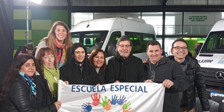 LA COSTA: En el Día de la Educación Especial, la Escuela N° 502 de San Clemente recibió una combi 0km para el transporte escolar