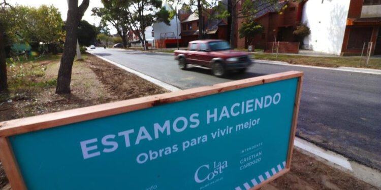 LA COSTA: La colocación de luminaria LED llega a los barrios de La Costa y continúa el Plan Integral de Asfalto