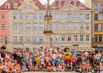 LA COSTA: Artistas callejeros del Partido de La Costa llevaron por primera vez su espectáculo al Festival BuskerBus de Polonia