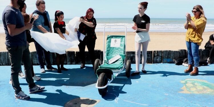 LA COSTA: La asociación civil Diversamente Posibles y la Municipalidad de La Costa hicieron entrega de una silla anfibia para uso libre y gratuito