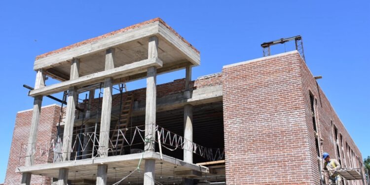 CASTELLI: EL INTENDENTE MUNICIPAL FRANCISCO ECHARREN RECORRIÓ LA CASA DE LA PROVINCIA