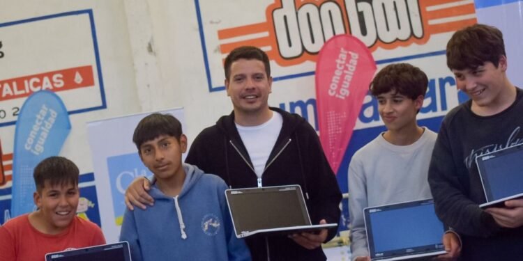 LA COSTA: El Plan Conectar Igualdad sigue entregando netbooks a los y las estudiantes del Partido de La Costa