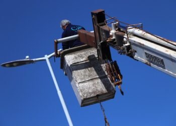LA COSTA: Reconversión lumínica en La Costa: se colocan 650 nuevas luces LED en Las Toninas