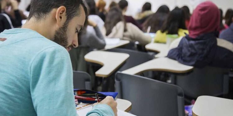 Está abierta la inscripción a los Centros Educativos de Nivel Secundario para mayores de 18 años
