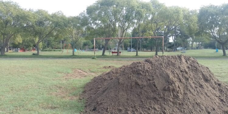Acompañamiento a los clubes de barrio: se realizan trabajos en el campo deportivo de Fomento San Bernardo