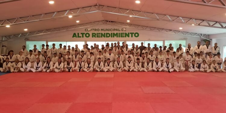 Exitosa clínica y campus de taekwondo con casi 100 deportistas en el Centro Municipal de Alto Rendimiento de La Costa