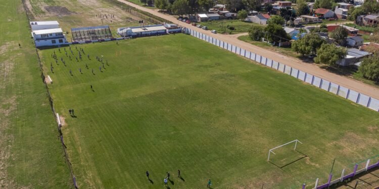 Con el acompañamiento de la Municipalidad, avanzan los trabajos de embellecimiento en las canchas de los clubes de La Costa