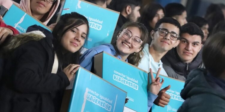 Los 961 estudiantes del último año de la escuela secundaria ya recibieron sus computadoras del Conectar Igualdad Bonaerense