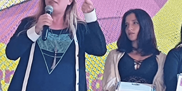 Una escritora costera que estudia en el Instituto de Formación Docente N° 186 fue premiada en la Feria Internacional del Libro