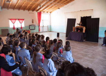 El programa Pasen y Vean, con espectáculos de humor y circo, sigue recorriendo las escuelas y jardines de La Costa