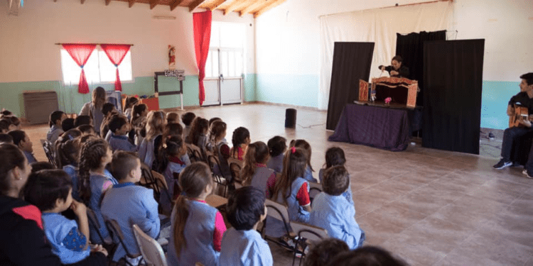 El programa Pasen y Vean, con espectáculos de humor y circo, sigue recorriendo las escuelas y jardines de La Costa