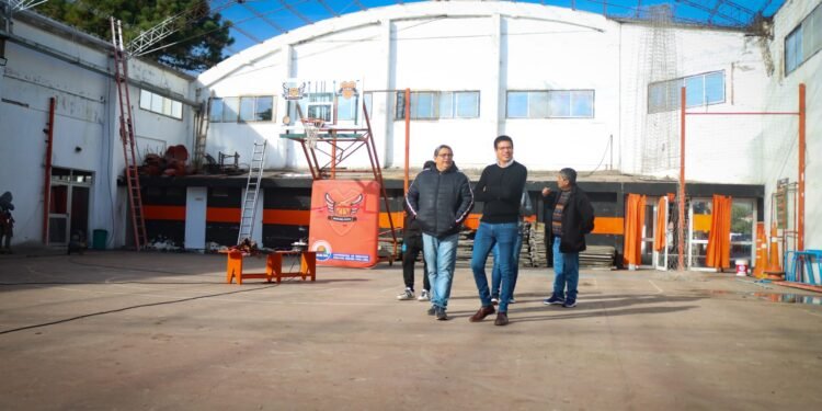 Acompañamiento a los clubes de barrio: se realiza el cambio de techo en el Polideportivo del Club Social y Deportivo Mar del Tuyú