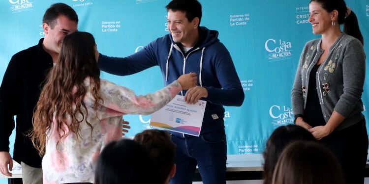 La Municipalidad renovó el convenio con la UAA y se entregaron becas a estudiantes de nivel superior