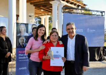 RAVERTA Y JALIL ENTREGARON RESOLUCIONES A NUEVOS JUBILADOS DE CATAMARCA