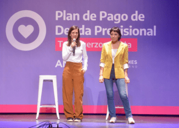 FERNANDA RAVERTA Y MAYRA MENDOZA ENTREGARON MÁS DE 650 RESOLUCIONES JUBILATORIAS A PERSONAS MAYORES DE QUILMES