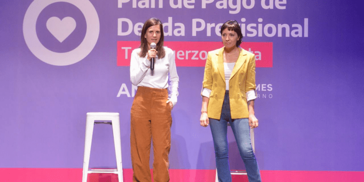 FERNANDA RAVERTA Y MAYRA MENDOZA ENTREGARON MÁS DE 650 RESOLUCIONES JUBILATORIAS A PERSONAS MAYORES DE QUILMES