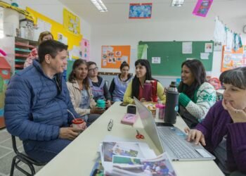 El Intendente llevó libros y material educativo a los niños y niñas del Jardín de Infantes Nº 919 de Mar del Tuyú
