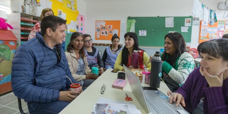 El Intendente llevó libros y material educativo a los niños y niñas del Jardín de Infantes Nº 919 de Mar del Tuyú