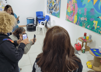 Adultos mayores continúan su formación en el Taller de Fotografía con Celular que se dicta en San Clemente