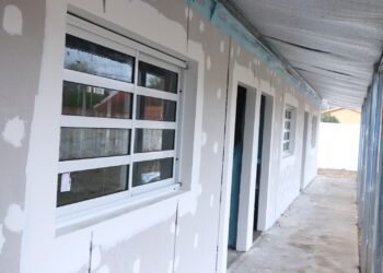 Continúan a toda marcha la construcción de 4 aulas nuevas en la Escuela Técnica Nº 1 de Santa Teresita
