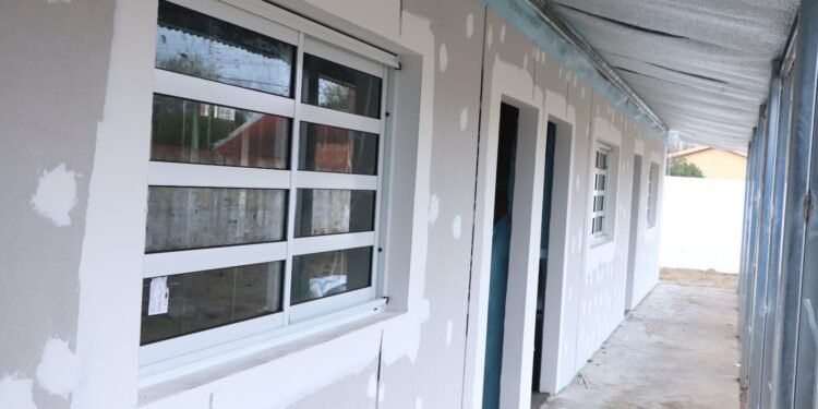 Continúan a toda marcha la construcción de 4 aulas nuevas en la Escuela Técnica Nº 1 de Santa Teresita