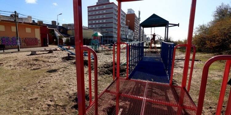 Renovación y embellecimiento del espacio público: continúan los trabajos en las plazas de La Costa