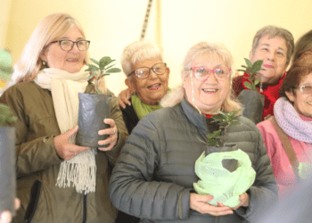 La Municipalidad de La Costa continúa entregando plantines cultivados a adultos mayores