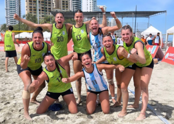 Giuliana Gamba ganó la Medalla de Plata en los Juegos Sudamericanos de Playa junto a la selección de Beach Handball