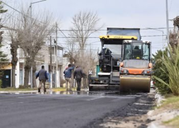 Plan Integral de Asfalto en La Costa: avanza la repavimentación de la Avenida 7 de Las Toninas y más calles en el distrito