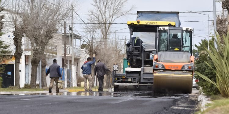 Plan Integral de Asfalto en La Costa: avanza la repavimentación de la Avenida 7 de Las Toninas y más calles en el distrito