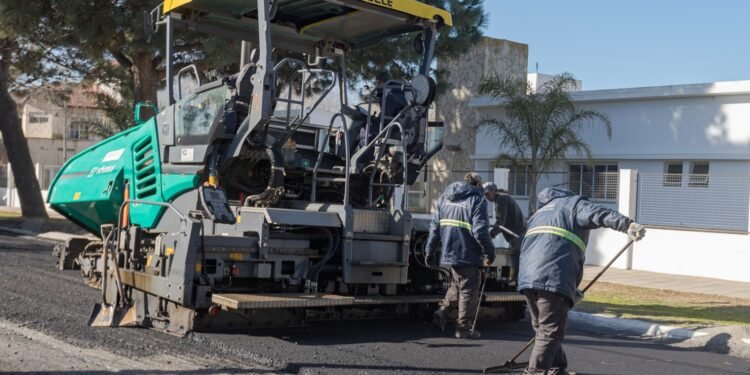 Avanza la repavimentación de la Avenida 26 en el acceso de Las Toninas